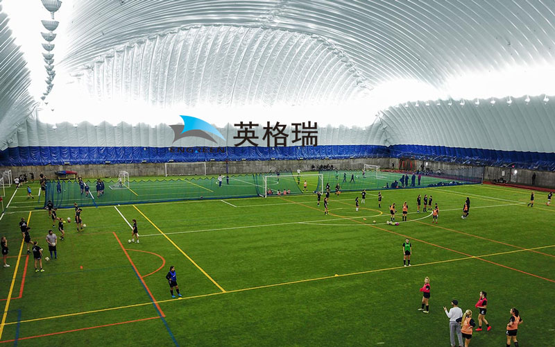 選擇充氣膜結構建造足球場有哪些優(yōu)勢？