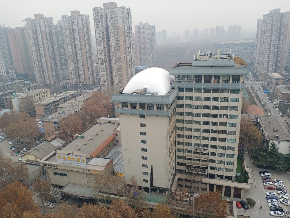 樓頂氣膜體育館是一種新型的體育場館建筑，在未來的發(fā)展中有著廣闊的前景